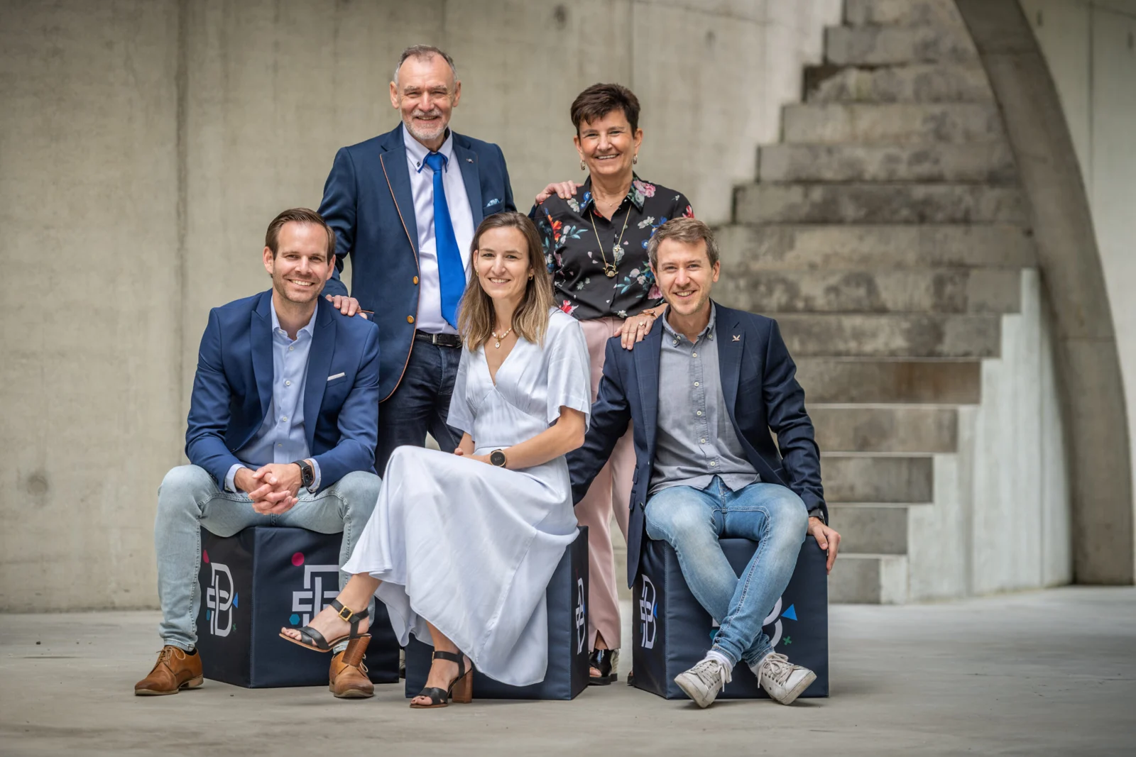 Teamleden van Bofimac, samen op de trappen bij Labiomista